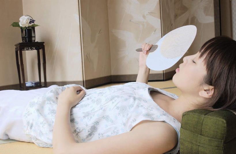 东方人,一个人,躺,闭眼,睡,横图,室内,白天,侧面,桌子,亚洲,仅一个年轻女性,仅一个女性,仅一个人,服装,扇子,榻榻米,拿,拿着,注视,休闲装,黄种人,衣服,观察,看,休闲,休闲服,服饰,观看,察看,关注,卧着,年轻女性,女人,女性,亚洲人,闭眼睛,闭着眼,闭着眼睛,困,困觉,寝息,睡觉,躺着,卧,半身,彩图