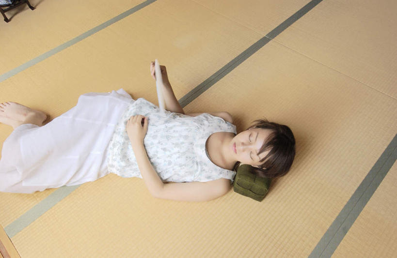 东方人,一个人,躺,闭眼,睡,横图,俯视,室内,白天,桌子,亚洲,仅一个年轻女性,仅一个女性,仅一个人,服装,扇子,榻榻米,拿,拿着,注视,休闲装,黄种人,衣服,观察,看,休闲,休闲服,服饰,观看,察看,关注,卧着,年轻女性,女人,女性,亚洲人,闭眼睛,闭着眼,闭着眼睛,困,困觉,寝息,睡觉,躺着,卧,半身,彩图,高角度拍摄