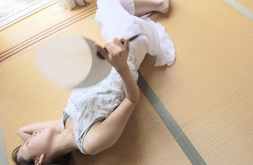 东方人,一个人,客厅,躺,闭眼,睡,横图,俯视,室内,白天,亚洲,仅一个年轻女性,仅一个女性,仅一个人,服装,扇子,榻榻米,拿,拿着,注视,休闲装,黄种人,衣服,观察,看,休闲,休闲服,服饰,观看,察看,起居室,关注,卧着,年轻女性,女人,女性,亚洲人,闭眼睛,闭着眼,闭着眼睛,困,困觉,寝息,睡觉,躺着,卧,半身,彩图,高角度拍摄