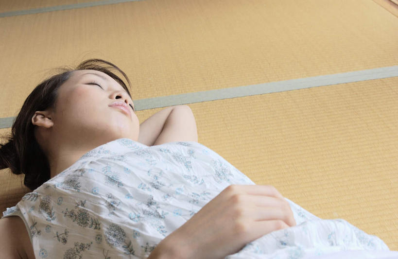东方人,一个人,客厅,躺,闭眼,睡,横图,俯视,室内,白天,亚洲,仅一个年轻女性,仅一个女性,仅一个人,服装,榻榻米,注视,休闲装,黄种人,衣服,观察,看,休闲,休闲服,服饰,观看,察看,起居室,关注,年轻女性,女人,女性,亚洲人,闭眼睛,闭着眼,闭着眼睛,困,困觉,寝息,睡觉,躺着,半身,彩图,高角度拍摄