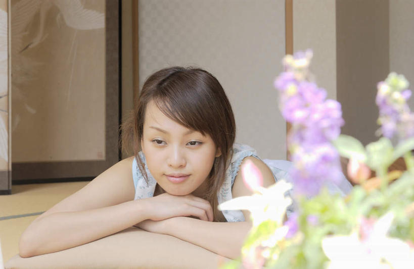 东方人,一个人,客厅,横图,室内,白天,正面,亚洲,仅一个年轻女性,仅一个女性,仅一个人,服装,盛开,花蕾,注视,休闲装,黄种人,花,花瓣,花朵,鲜花,衣服,花苞,花蕊,观察,看,趴着,休闲,休闲服,服饰,观看,察看,起居室,关注,年轻女性,女人,女性,亚洲人,趴,半身,彩图