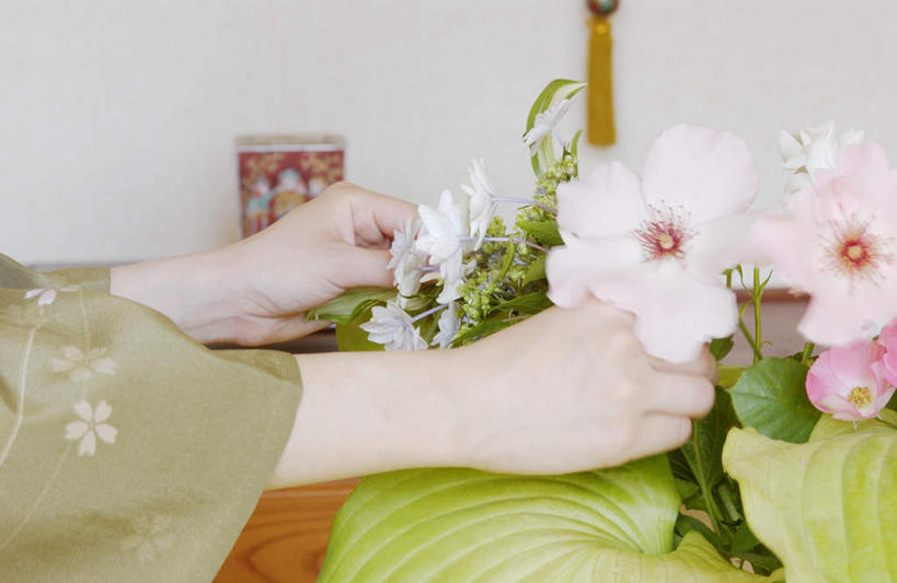 东方人,一个人,客厅,坐,横图,室内,白天,侧面,民族服装,亚洲,仅一个年轻女性,仅一个女性,仅一个人,和服,盛开,拿,花蕾,拿着,注视,黄种人,花,花瓣,花朵,鲜花,花苞,花蕊,观察,看,服饰,观看,察看,起居室,关注,吴服,唐草,唐花,唐锦,年轻女性,女人,女性,亚洲人,坐着,半身,彩图,传统服装,民俗服