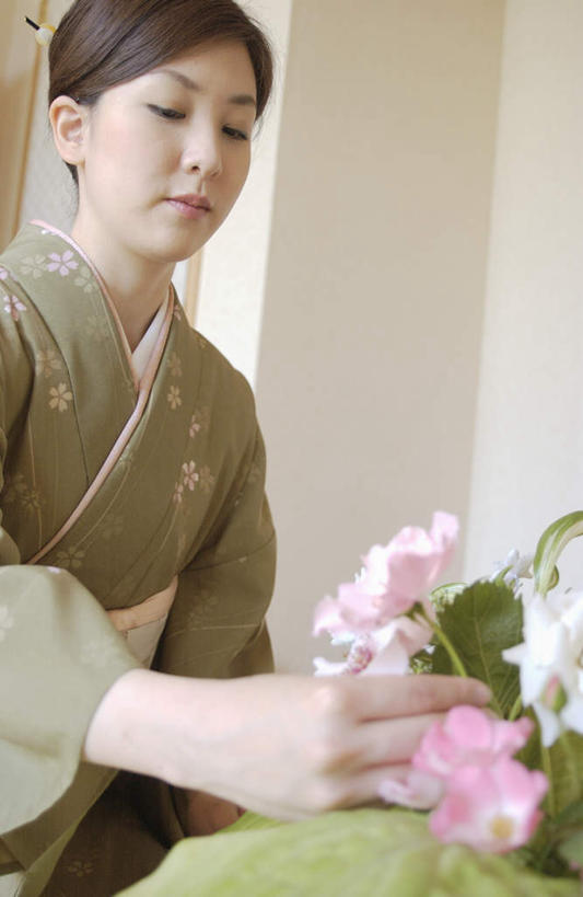 东方人,一个人,客厅,坐,竖图,室内,白天,正面,民族服装,亚洲,仅一个年轻女性,仅一个女性,仅一个人,和服,盛开,拿,花蕾,拿着,注视,黄种人,花,花瓣,花朵,鲜花,花苞,花蕊,观察,看,服饰,观看,察看,起居室,关注,吴服,唐草,唐花,唐锦,年轻女性,女人,女性,亚洲人,坐着,半身,彩图,传统服装,民俗服