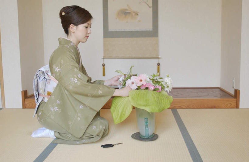 东方人,一个人,客厅,坐,横图,室内,白天,侧面,民族服装,亚洲,仅一个年轻女性,仅一个女性,仅一个人,和服,盛开,拿,花蕾,拿着,注视,黄种人,花,花瓣,花朵,鲜花,花苞,花蕊,观察,看,服饰,观看,察看,起居室,关注,吴服,唐草,唐花,唐锦,年轻女性,女人,女性,亚洲人,坐着,彩图,全身,传统服装,民俗服