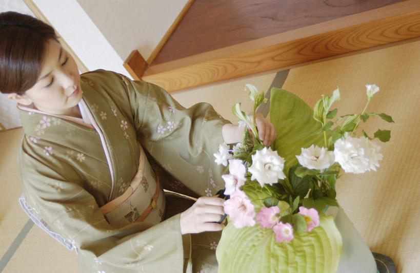 东方人,一个人,客厅,坐,横图,俯视,室内,白天,民族服装,亚洲,仅一个年轻女性,仅一个女性,仅一个人,和服,盛开,拿,花蕾,拿着,注视,黄种人,花,花瓣,花朵,鲜花,花苞,花蕊,观察,看,服饰,观看,察看,起居室,关注,吴服,唐草,唐花,唐锦,年轻女性,女人,女性,亚洲人,坐着,半身,彩图,高角度拍摄,传统服装,民俗服