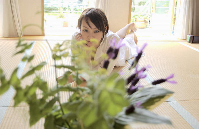 东方人,一个人,横图,室内,白天,正面,亚洲,仅一个年轻女性,仅一个女性,仅一个人,撑,服装,盛开,榻榻米,花蕾,注视,休闲装,黄种人,花,花瓣,花朵,鲜花,衣服,花苞,花蕊,观察,看,趴着,休闲,休闲服,服饰,观看,察看,撑着,关注,年轻女性,女人,女性,亚洲人,趴,半身,彩图
