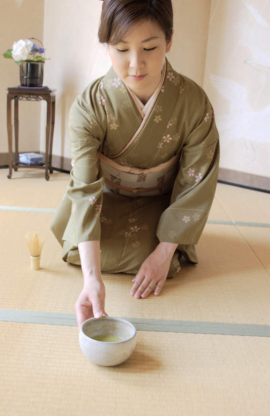 东方人,一个人,坐,竖图,室内,白天,正面,民族服装,幸福,茶,亚洲,仅一个年轻女性,仅一个女性,仅一个人,和服,服装,陶瓷,茶叶,陶瓷制品,榻榻米,拿,拿着,注视,休闲装,黄种人,娱乐,衣服,容器,碗,观察,看,享受,休闲,温馨,休闲服,放松,乐趣,服饰,观看,储藏,察看,提神,舒适,储存,关注,醒脑,吴服,唐草,唐花,唐锦,年轻女性,女人,女性,亚洲人,坐着,半身,彩图,传统服装,民俗服,贮存