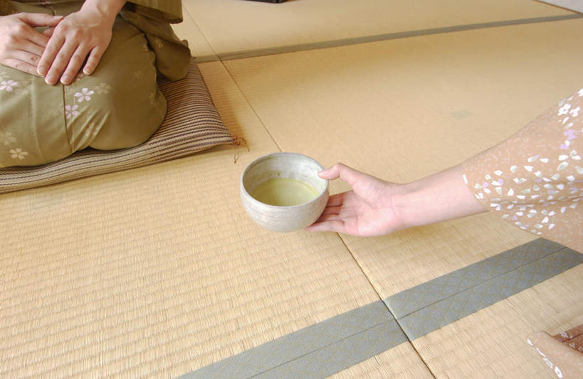 东方人,两个人,伙伴,朋友,坐,横图,俯视,室内,白天,民族服装,友谊,杯子,亚洲,和服,拿,拿着,注视,黄种人,水杯,观察,看,服饰,观看,察看,关注,吴服,唐草,唐花,唐锦,友情,年轻女性,女人,女性,亚洲人,茶杯,坐着,半身,彩图,高角度拍摄,传统服装,民俗服