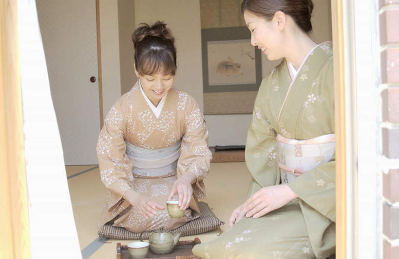 东方人,两个人,伙伴,朋友,客厅,坐,笑,微笑,露齿笑,横图,室内,白天,正面,民族服装,友谊,杯子,亚洲,和服,壶,墙,榻榻米,拿,拿着,注视,黄种人,壁画,墙壁,墙面,水壶,茶壶,水杯,观察,看,服饰,观看,察看,起居室,关注,吴服,唐草,唐花,唐锦,友情,年轻女性,女人,女性,亚洲人,茶杯,坐着,半身,彩图,传统服装,民俗服