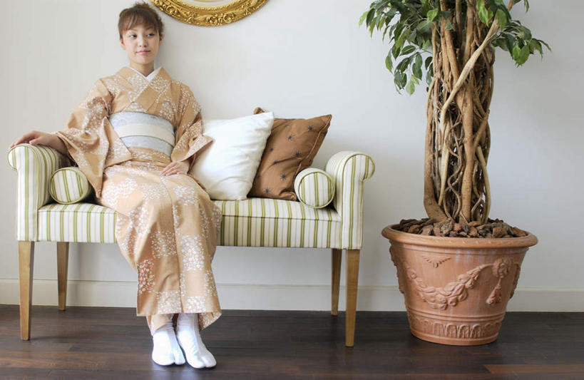 东方人,一个人,客厅,坐,笑,微笑,横图,室内,白天,正面,民族服装,植物,靠垫,沙发,亚洲,仅一个年轻女性,仅一个女性,仅一个人,和服,服装,盆栽,靠枕,盆景,注视,休闲装,黄种人,衣服,绿色,自然,垫子,枕头,观察,看,休闲,休闲服,服饰,生长,成长,观看,察看,起居室,关注,布艺沙发,吴服,唐草,唐花,唐锦,年轻女性,女人,女性,亚洲人,坐着,彩图,全身,传统服装,民俗服