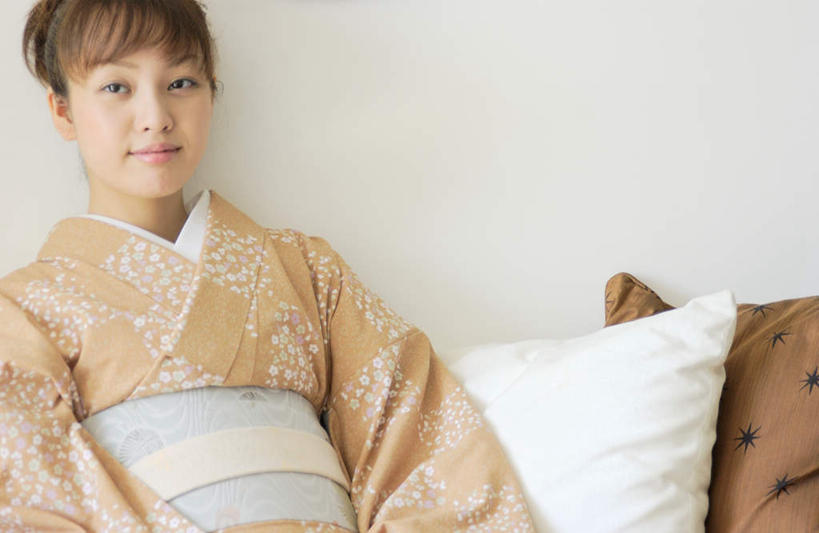 东方人,一个人,坐,笑,微笑,横图,室内,白天,正面,民族服装,亚洲,仅一个年轻女性,仅一个女性,仅一个人,和服,服装,注视,休闲装,黄种人,衣服,观察,看,休闲,休闲服,服饰,观看,察看,关注,吴服,唐草,唐花,唐锦,年轻女性,女人,女性,亚洲人,坐着,半身,彩图,传统服装,民俗服