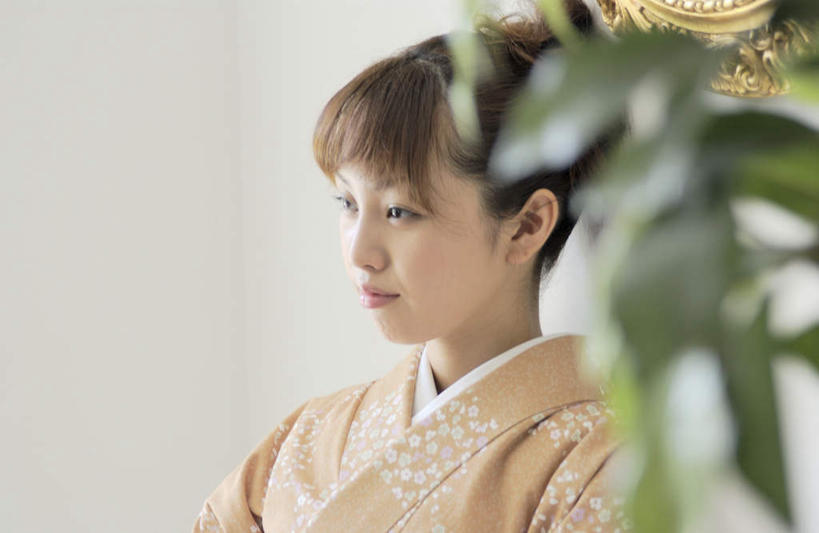 东方人,一个人,坐,笑,微笑,横图,室内,白天,正面,民族服装,植物,亚洲,仅一个年轻女性,仅一个女性,仅一个人,和服,服装,盆栽,盆景,注视,休闲装,黄种人,衣服,绿色,自然,观察,看,休闲,休闲服,服饰,生长,成长,观看,察看,关注,吴服,唐草,唐花,唐锦,年轻女性,女人,女性,亚洲人,坐着,半身,彩图,传统服装,民俗服