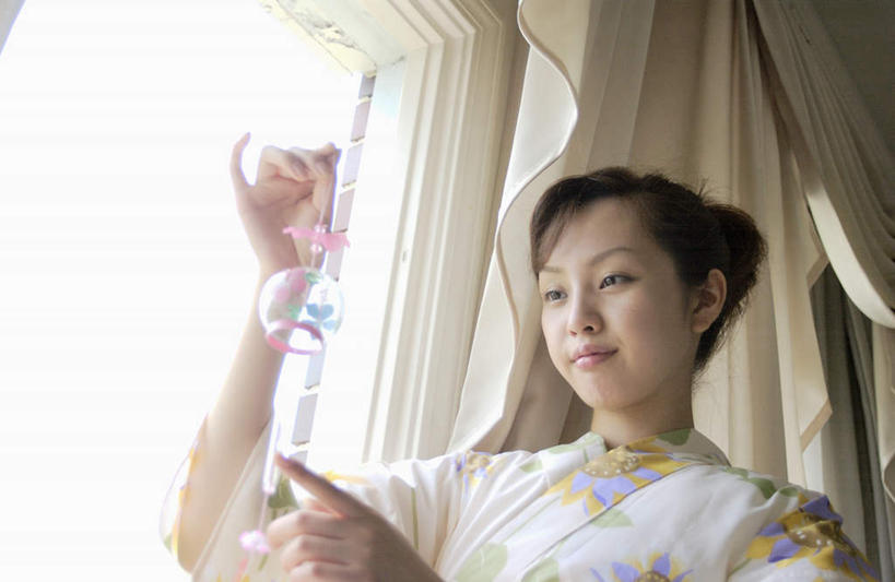 东方人,一个人,坐,横图,室内,白天,仰视,民族服装,窗户,风铃,亚洲,仅一个年轻女性,仅一个女性,仅一个人,和服,拿,拿着,注视,黄种人,玻璃窗,观察,看,服饰,观看,察看,关注,吴服,唐草,唐花,唐锦,年轻女性,女人,女性,亚洲人,占风铎,坐着,半身,彩图,低角度拍摄,传统服装,民俗服