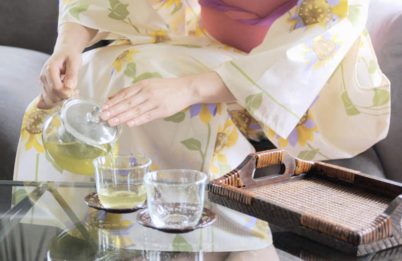 东方人,一个人,坐,横图,室内,白天,正面,民族服装,幸福,茶,杯子,亚洲,仅一个年轻女性,仅一个女性,仅一个人,和服,壶,茶叶,拿,拿着,注视,黄种人,娱乐,水壶,茶壶,水杯,观察,看,享受,休闲,温馨,放松,乐趣,服饰,观看,察看,提神,舒适,关注,醒脑,吴服,唐草,唐花,唐锦,年轻女性,女人,女性,亚洲人,茶杯,坐着,半身,彩图,传统服装,民俗服