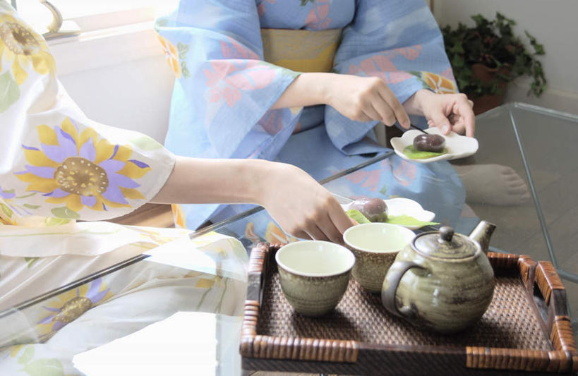 东方人,两个人,伙伴,朋友,坐,横图,室内,白天,正面,民族服装,友谊,幸福,茶,桌子,杯子,亚洲,和服,服装,壶,茶叶,拿,拿着,注视,休闲装,黄种人,娱乐,玻璃制品,水壶,衣服,茶壶,水杯,观察,看,享受,休闲,温馨,休闲服,放松,乐趣,服饰,观看,察看,提神,舒适,关注,醒脑,吴服,唐草,唐花,唐锦,友情,年轻女性,女人,女性,亚洲人,玻璃杯,坐着,半身,彩图,传统服装,民俗服