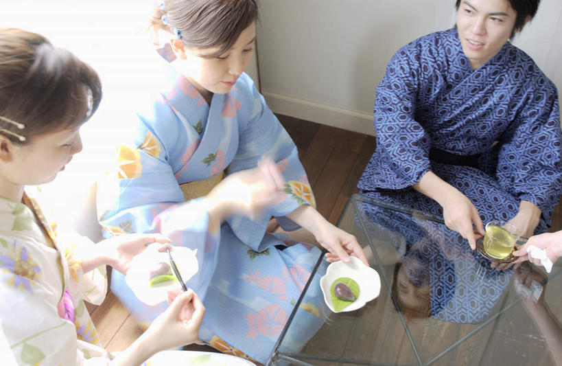 东方人,三个人,夫妻,伙伴,朋友,坐,说,横图,俯视,室内,白天,民族服装,爱情,友谊,杯子,亚洲,和服,服装,浪漫,拿,拿着,注视,休闲装,黄种人,玻璃制品,衣服,水杯,观察,看,休闲,休闲服,恩爱,恋人,服饰,观看,察看,关注,吴服,唐草,唐花,唐锦,交流,友情,男人,男性,年轻男性,年轻女性,女人,女性,亚洲人,情侣,玻璃杯,沟通,讲话,交谈,说话,谈话,坐着,半身,彩图,高角度拍摄,传统服装,民俗服,伴侣