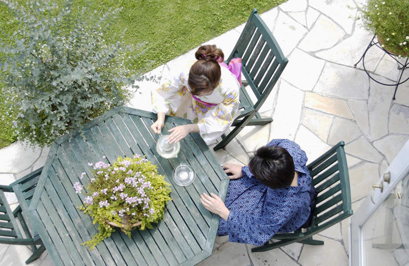 东方人,两个人,夫妻,坐,说,横图,俯视,室外,白天,民族服装,爱情,草地,草坪,植物,杯子,亚洲,和服,服装,浪漫,拿,拿着,注视,休闲装,黄种人,玻璃制品,草,衣服,绿色,水杯,观察,看,休闲,休闲服,恩爱,恋人,服饰,观看,察看,关注,吴服,唐草,唐花,唐锦,交流,男人,男性,年轻男性,年轻女性,女人,女性,亚洲人,情侣,玻璃杯,沟通,讲话,交谈,说话,谈话,坐着,半身,彩图,高角度拍摄,传统服装,民俗服,伴侣