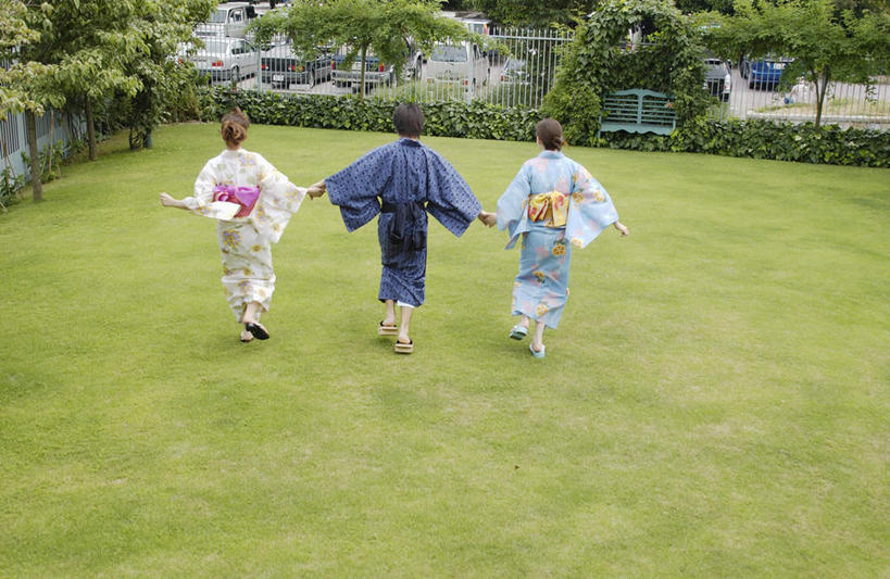 东方人,三个人,夫妻,伙伴,朋友,走,握手,横图,室外,白天,民族服装,爱情,友谊,草地,草坪,植物,亚洲,和服,服装,浪漫,注视,休闲装,黄种人,草,背面,衣服,绿色,观察,看,休闲,休闲服,恩爱,恋人,服饰,观看,察看,关注,吴服,唐草,唐花,唐锦,友情,男人,男性,年轻男性,年轻女性,女人,女性,亚洲人,情侣,步行,搀手,拉手,散步,手拉手,手握手,走路,彩图,全身,传统服装,民俗服,伴侣