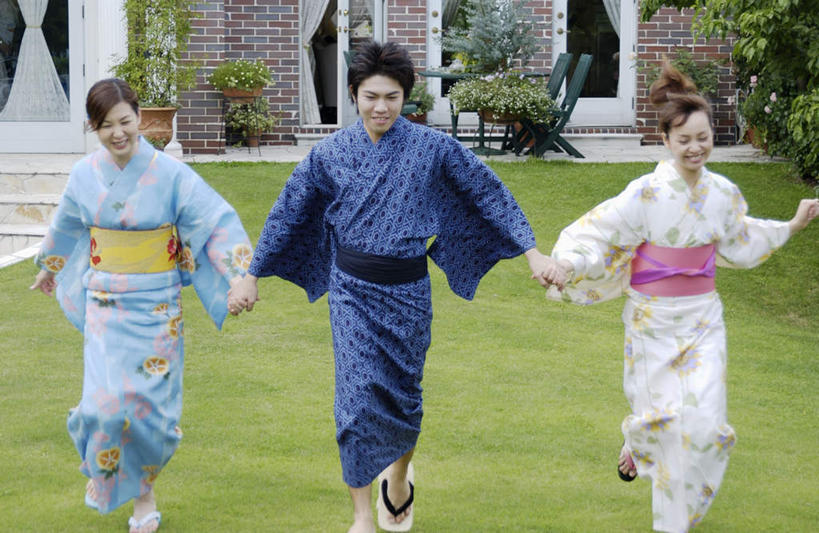 东方人,三个人,夫妻,伙伴,朋友,走,握手,横图,室外,白天,正面,民族服装,爱情,友谊,草地,草坪,植物,亚洲,和服,服装,浪漫,注视,休闲装,黄种人,草,衣服,绿色,观察,看,休闲,休闲服,恩爱,恋人,服饰,观看,察看,关注,吴服,唐草,唐花,唐锦,友情,男人,男性,年轻男性,年轻女性,女人,女性,亚洲人,情侣,步行,搀手,拉手,散步,手拉手,手握手,走路,半身,彩图,传统服装,民俗服,伴侣