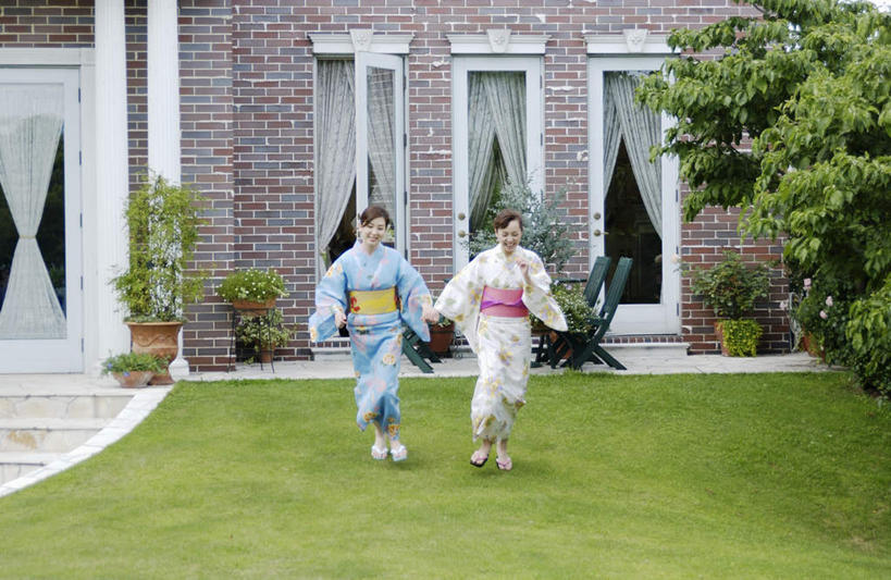 东方人,两个人,伙伴,朋友,走,握手,横图,室外,白天,正面,民族服装,友谊,草地,草坪,植物,亚洲,和服,服装,注视,休闲装,黄种人,草,衣服,绿色,观察,看,休闲,休闲服,服饰,观看,察看,关注,吴服,唐草,唐花,唐锦,友情,年轻女性,女人,女性,亚洲人,步行,搀手,拉手,散步,手拉手,手握手,走路,彩图,全身,传统服装,民俗服