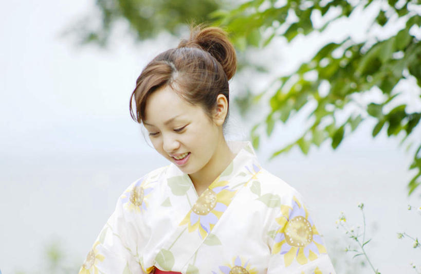 东方人,一个人,站,笑,微笑,露齿笑,横图,室外,白天,正面,民族服装,叶子,亚洲,仅一个年轻女性,仅一个女性,仅一个人,和服,服装,枯叶,落叶,注视,休闲装,黄种人,衣服,观察,看,站着,休闲,休闲服,服饰,观看,察看,关注,吴服,唐草,唐花,唐锦,年轻女性,女人,女性,亚洲人,叶,叶片,站立,半身,彩图,传统服装,民俗服