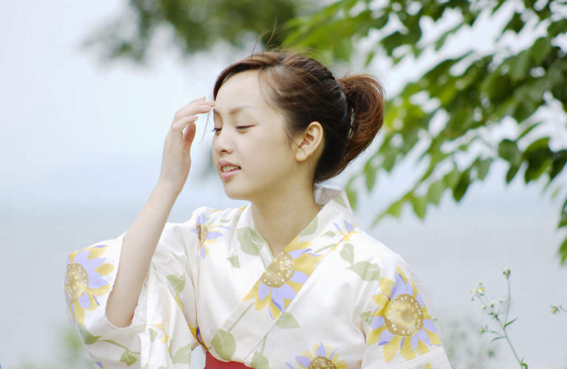 东方人,一个人,站,闭眼,笑,摸,微笑,横图,室外,白天,正面,民族服装,叶子,亚洲,仅一个年轻女性,仅一个女性,仅一个人,抚摸,和服,服装,枯叶,落叶,注视,休闲装,黄种人,衣服,观察,看,站着,休闲,休闲服,服饰,观看,察看,关注,吴服,唐草,唐花,唐锦,年轻女性,女人,女性,亚洲人,叶,叶片,闭眼睛,闭着眼,闭着眼睛,触摸,接触,站立,半身,彩图,传统服装,民俗服