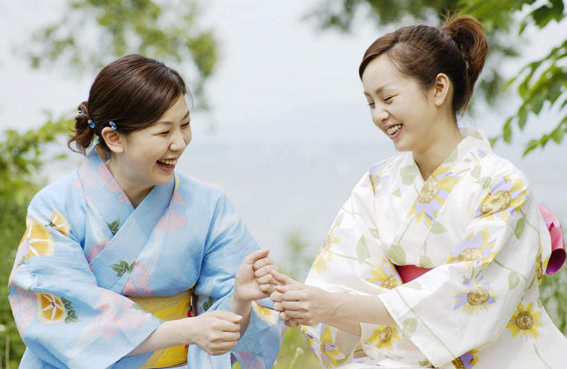 东方人,两个人,伙伴,朋友,坐,笑,微笑,露齿笑,横图,室外,白天,正面,民族服装,友谊,叶子,亚洲,和服,服装,枯叶,落叶,注视,休闲装,黄种人,衣服,观察,看,休闲,休闲服,服饰,观看,察看,关注,吴服,唐草,唐花,唐锦,友情,年轻女性,女人,女性,亚洲人,叶,叶片,坐着,半身,彩图,传统服装,民俗服