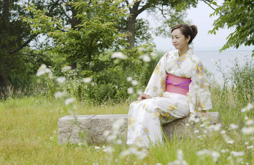 东方人,一个人,站,笑,微笑,横图,室外,白天,正面,民族服装,草地,草坪,植物,亚洲,仅一个年轻女性,仅一个女性,仅一个人,和服,服装,盛开,花蕾,注视,休闲装,黄种人,草,花,花瓣,花朵,鲜花,树,树木,衣服,绿色,自然,花苞,花蕊,观察,看,站着,休闲,休闲服,服饰,生长,成长,观看,察看,关注,吴服,唐草,唐花,唐锦,年轻女性,女人,女性,亚洲人,彩图,全身,传统服装,民俗服