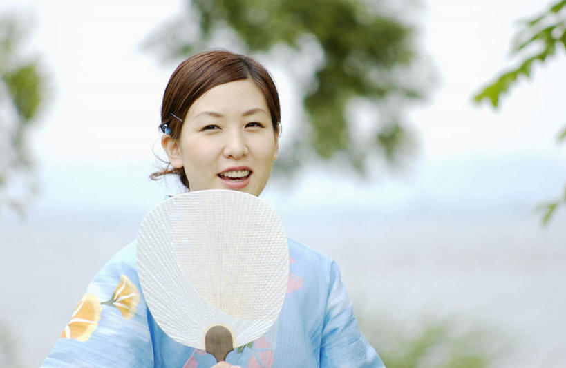 东方人,一个人,坐,笑,微笑,露齿笑,横图,室外,白天,正面,民族服装,亚洲,仅一个年轻女性,仅一个女性,仅一个人,和服,服装,扇子,拿,拿着,注视,休闲装,黄种人,衣服,观察,看,休闲,休闲服,服饰,观看,察看,关注,吴服,唐草,唐花,唐锦,年轻女性,女人,女性,亚洲人,坐着,半身,彩图,传统服装,民俗服