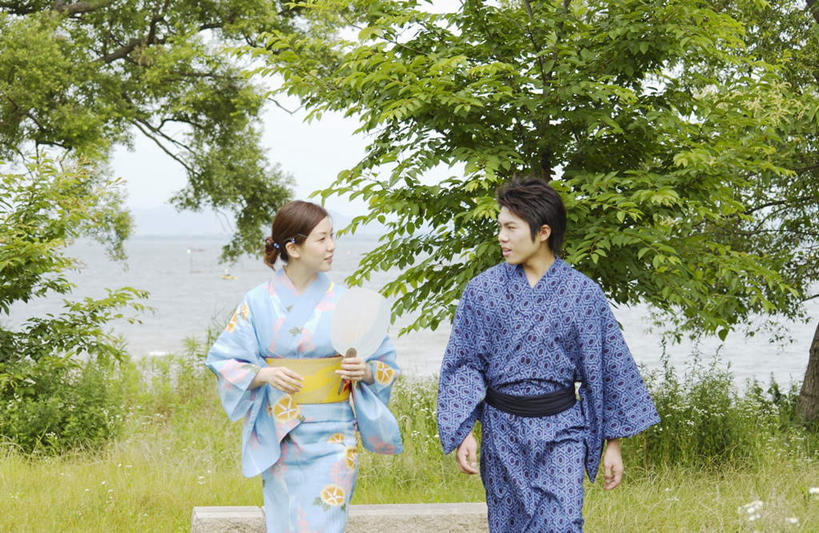 东方人,两个人,夫妻,站,横图,室外,白天,正面,民族服装,爱情,草地,草坪,植物,亚洲,和服,服装,浪漫,注视,休闲装,黄种人,草,树,树木,衣服,绿色,自然,观察,看,站着,休闲,休闲服,恩爱,恋人,服饰,生长,成长,观看,察看,关注,吴服,唐草,唐花,唐锦,男人,男性,年轻男性,年轻女性,女人,女性,亚洲人,情侣,站立,半身,彩图,传统服装,民俗服,伴侣