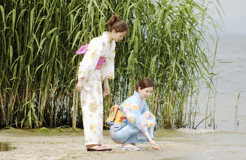 东方人,两个人,伙伴,朋友,站,蹲,笑,微笑,露齿笑,横图,室外,白天,侧面,民族服装,友谊,海浪,海洋,沙滩,植物,叶子,亚洲,服装,沙子,海岸,浪花,枯叶,落叶,沙地,注视,休闲装,黄种人,树,树木,衣服,绿色,自然,海水,观察,看,站着,休闲,休闲服,服饰,生长,成长,观看,察看,关注,海景,唐花,唐锦,友情,年轻女性,女人,女性,亚洲人,叶,叶片,大海,风浪,海,海水的波动,海滩,近岸浪,涌浪,蹲着,彩图,全身,传统服装,民俗服