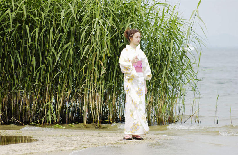 东方人,一个人,站,横图,室外,白天,正面,民族服装,海浪,海洋,植物,亚洲,仅一个年轻女性,仅一个女性,仅一个人,和服,服装,浪花,注视,休闲装,黄种人,树,树木,衣服,绿色,自然,海水,观察,看,站着,休闲,休闲服,服饰,生长,成长,观看,察看,关注,海景,吴服,唐草,唐花,唐锦,年轻女性,女人,女性,亚洲人,大海,风浪,海,海水的波动,近岸浪,涌浪,彩图,全身,传统服装,民俗服