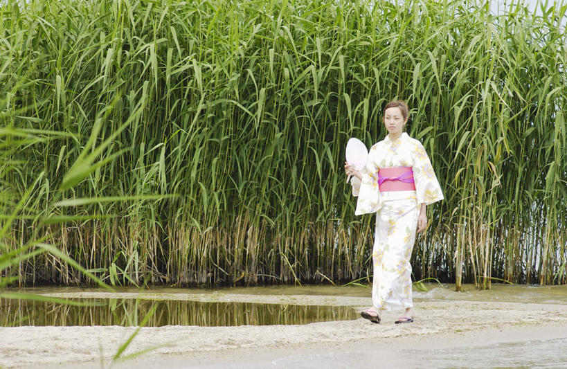 东方人,一个人,站,横图,室外,白天,正面,民族服装,植物,芦苇,叶子,亚洲,仅一个年轻女性,仅一个女性,仅一个人,和服,服装,枯叶,落叶,注视,休闲装,黄种人,树,树木,衣服,绿色,自然,观察,看,站着,休闲,休闲服,服饰,生长,成长,观看,察看,关注,吴服,唐草,唐花,唐锦,年轻女性,女人,女性,亚洲人,叶,叶片,彩图,全身,传统服装,民俗服