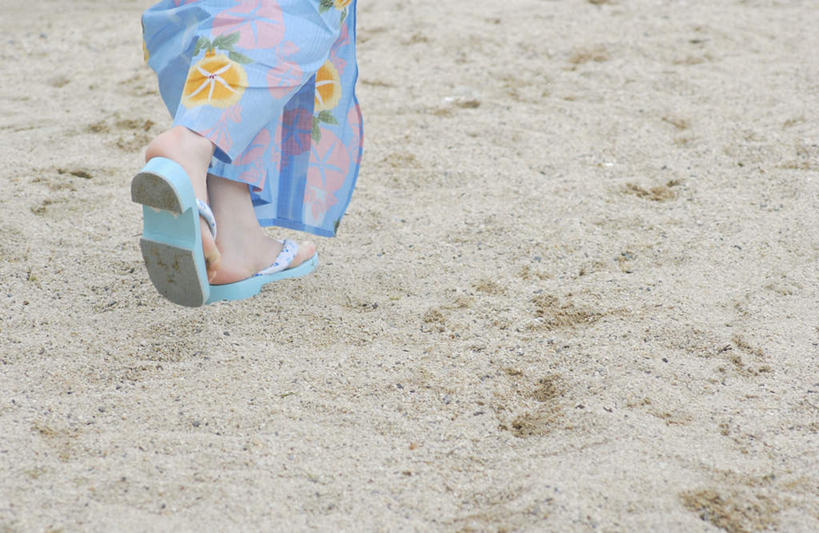 东方人,一个人,走,横图,俯视,室内,白天,民族服装,沙滩,鞋子,亚洲,仅一个年轻女性,仅一个女性,仅一个人,和服,服装,沙子,海岸,沙地,注视,休闲装,黄种人,木屐,衣服,观察,看,休闲,休闲服,服饰,观看,察看,关注,木鞋,吴服,唐草,唐花,唐锦,年轻女性,女人,女性,亚洲人,海滩,步行,散步,走路,半身,彩图,高角度拍摄,传统服装,民俗服,人字拖