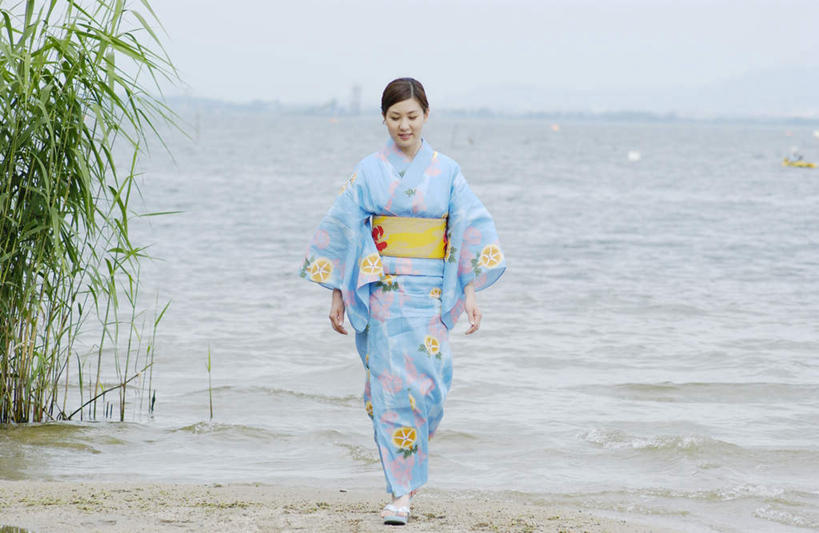 东方人,一个人,横图,室外,白天,正面,民族服装,海浪,海洋,沙滩,亚洲,仅一个年轻女性,仅一个女性,仅一个人,和服,服装,沙子,海岸,浪花,水平线,海平线,沙地,注视,休闲装,黄种人,衣服,海水,观察,看,休闲,休闲服,服饰,观看,察看,关注,海景,吴服,唐草,唐花,唐锦,年轻女性,女人,女性,亚洲人,大海,风浪,海,海水的波动,海滩,近岸浪,涌浪,彩图,全身,传统服装,民俗服