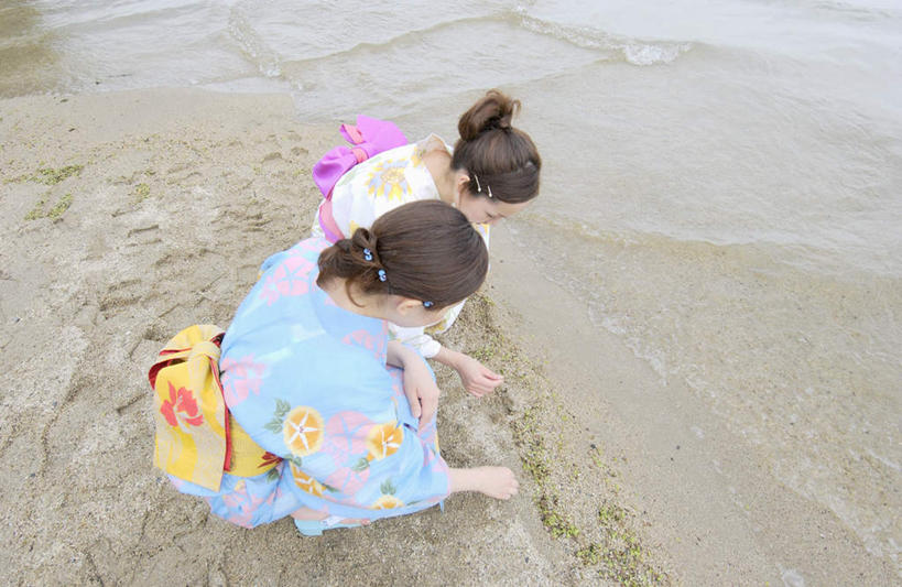 东方人,两个人,伙伴,朋友,蹲,横图,俯视,室外,白天,友谊,海浪,海洋,沙滩,亚洲,波纹,服装,沙子,海岸,浪花,涟漪,沙地,注视,休闲装,黄种人,衣服,倒影,水纹,海水,波浪,观察,看,休闲,休闲服,服饰,观看,察看,倒映,关注,海景,水晕,反照,友情,年轻女性,女人,女性,亚洲人,大海,风浪,海,海水的波动,海滩,近岸浪,涌浪,蹲着,彩图,高角度拍摄,全身