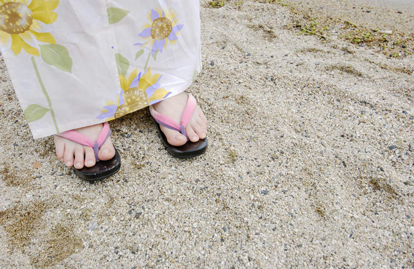 东方人,一个人,站,横图,俯视,室外,白天,民族服装,沙滩,鞋子,亚洲,仅一个年轻女性,仅一个女性,仅一个人,和服,服装,沙子,海岸,沙地,注视,休闲装,黄种人,木屐,衣服,观察,看,站着,休闲,休闲服,服饰,观看,察看,关注,木鞋,吴服,唐草,唐花,唐锦,年轻女性,女人,女性,亚洲人,海滩,半身,彩图,高角度拍摄,传统服装,民俗服,人字拖