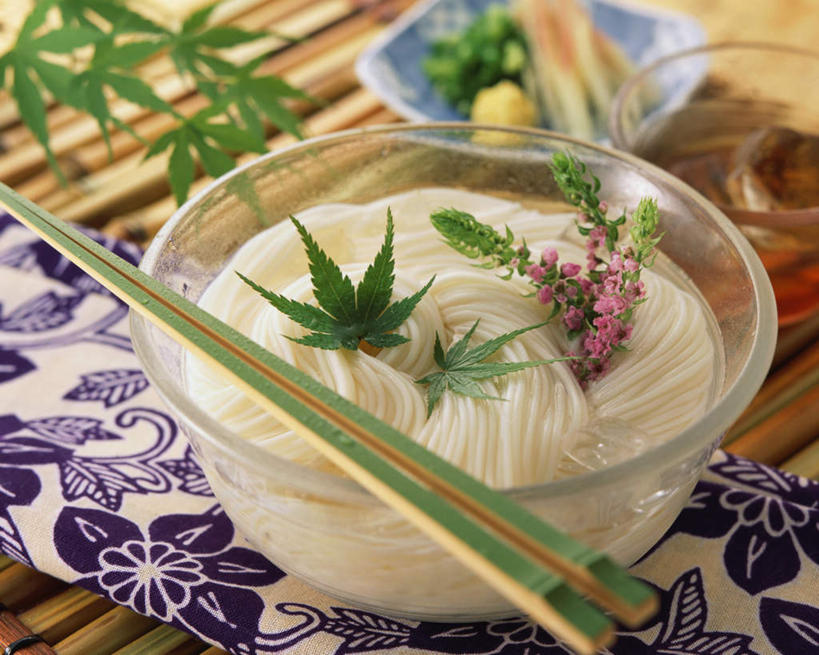 面食,面条,无人,横图,俯视,室内,特写,白天,餐桌,筷子,桌子,蔬菜,餐具,叶子,玻璃,阴影,新鲜,装饰,盛开,光线,布料,影子,面,肉,食品,绿叶,花蕾,布纹,文化,传统,肉类,玻璃制品,桌布,花,花瓣,花朵,鲜花,食物,餐巾,容器,台布,碗,花苞,花蕊,嫩叶,有机食品,绿色食品,餐台,储藏,礼节,华丽,修饰,点缀,储存,礼仪,肉食,衬托,美观,雅致,雅观,叶,叶片,进餐用具,彩图,高角度拍摄,贮存