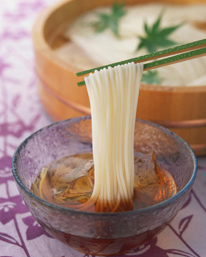 面食,面条,蒸笼,无人,竖图,俯视,室内,特写,白天,烹饪,餐桌,筷子,桌子,蔬菜,餐具,厨具,叶子,玻璃,阴影,竹制,新鲜,装饰,盛开,光线,布料,影子,面,肉,食品,绿叶,花蕾,布纹,文化,传统,肉类,玻璃制品,桌布,花,花瓣,花朵,鲜花,食物,餐巾,容器,台布,碗,花苞,花蕊,嫩叶,有机食品,绿色食品,餐台,储藏,礼节,华丽,修饰,点缀,竹制品,储存,笼屉,礼仪,肉食,烹饪用具,衬托,美观,雅致,雅观,叶,叶片,进餐用具,烹调用具,烹调,彩图,高角度拍摄,贮存