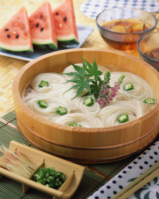 面食,面条,蒸笼,无人,竖图,俯视,室内,特写,白天,烹饪,餐桌,筷子,桌子,西瓜,蔬菜,餐具,厨具,水果,叶子,玻璃,阴影,竹制,新鲜,装饰,盛开,光线,布料,影子,面,肉,生食,日本料理,料理,食品,果实,绿叶,花蕾,布纹,文化,传统,菜肴,美食,肉类,玻璃制品,桌布,花,花瓣,花朵,鲜花,食物,餐巾,容器,台布,碗,日式料理,花苞,花蕊,日式,嫩叶,佳肴,有机食品,绿色食品,餐台,储藏,礼节,华丽,修饰,点缀,竹制品,储存,笼屉,礼仪,肉食,烹饪用具,衬托,美观,雅致,雅观,叶,叶片,进餐用具,烹调用具,寒瓜,烹调,彩图,高角度拍摄,贮存