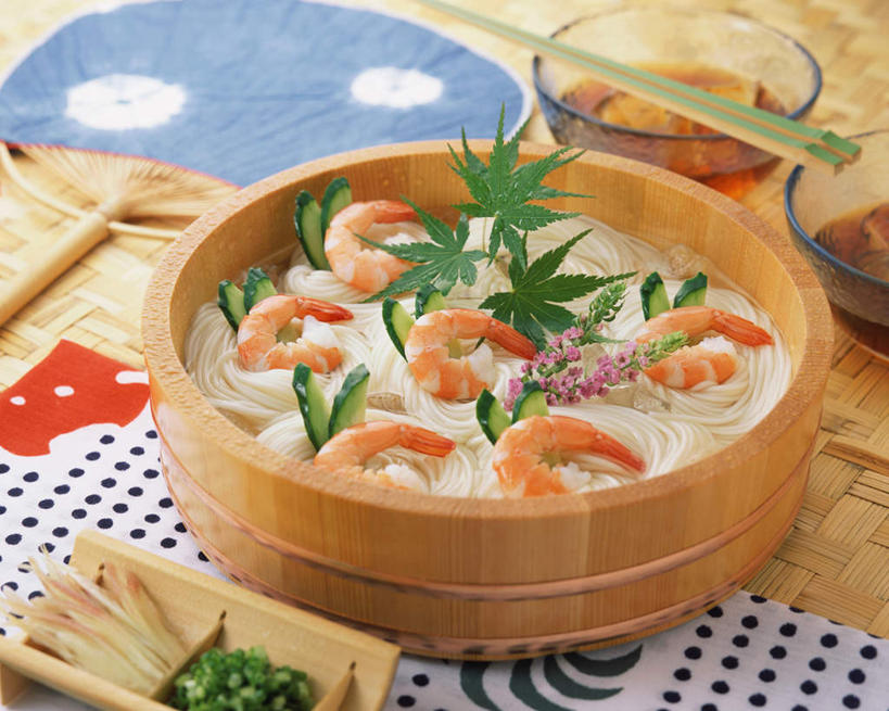 海鲜,面食,面条,蒸笼,无人,横图,俯视,室内,特写,白天,烹饪,餐桌,桌子,蔬菜,洋葱,厨具,阴影,竹制,新鲜,光线,布料,影子,面,虾,日本料理,料理,食品,布纹,水产,菜肴,美食,海洋生物,桌布,食物,餐巾,台布,日式料理,日式,佳肴,有机食品,绿色食品,餐台,竹制品,水生动物,海产品,笼屉,水生物,海底动物,烹饪用具,斑节对虾,斑节虾,日本对虾,竹节虾,烹调用具,圆葱,洋葱头,球葱,烹调,彩图,高角度拍摄