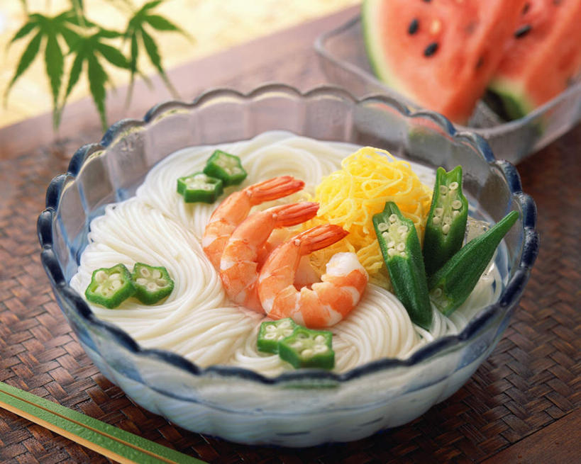面食,面条,无人,横图,俯视,室内,特写,白天,烹饪,餐桌,筷子,桌子,西瓜,餐具,水果,阴影,新鲜,光线,布料,影子,陶瓷,面,生食,虾,日本料理,料理,食品,果实,陶瓷制品,布纹,文化,传统,菜肴,美食,桌布,食物,餐巾,容器,台布,碗,日式料理,日式,佳肴,有机食品,绿色食品,餐台,储藏,礼节,储存,礼仪,斑节对虾,斑节虾,日本对虾,竹节虾,进餐用具,寒瓜,彩图,高角度拍摄,贮存