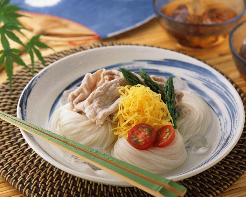 面食,面条,无人,横图,俯视,室内,特写,白天,烹饪,餐桌,筷子,桌子,蔬菜,西红柿,餐具,阴影,新鲜,光线,布料,影子,陶瓷,面,肉,日本料理,料理,食品,陶瓷制品,布纹,文化,传统,猪肉,菜肴,美食,肉类,桌布,食物,餐巾,容器,台布,碗,日式料理,日式,佳肴,有机食品,绿色食品,餐台,储藏,礼节,储存,礼仪,肉食,豚肉,进餐用具,樱桃番茄,圣女果,番茄,彩图,高角度拍摄,贮存