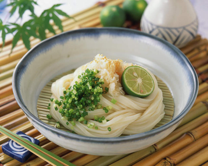 面食,面条,无人,横图,俯视,室内,特写,白天,烹饪,餐桌,筷子,桌子,餐具,阴影,光线,布料,影子,陶瓷,面,日本料理,料理,食品,陶瓷制品,布纹,文化,传统,菜肴,美食,桌布,食物,餐巾,容器,台布,碗,日式料理,日式,佳肴,餐台,储藏,礼节,储存,礼仪,酸橙,代代,进餐用具,橙子,橙,彩图,高角度拍摄,贮存