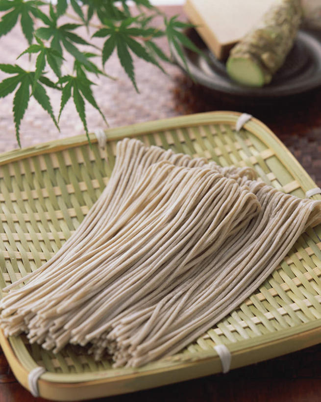 面食,面条,无人,交叉,竖图,俯视,室内,特写,白天,烹饪,餐桌,桌子,竹子,阴影,竹制,编织,光线,篮子,影子,面,日本料理,料理,食品,菜肴,美食,食物,一个,竹篮,日式料理,日式,佳肴,单个,餐台,竹条,交织,竹制品,穿插,彩图,高角度拍摄