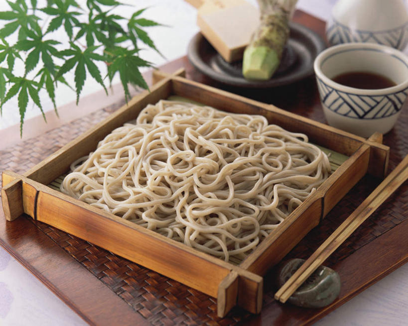 面食,面条,无人,横图,俯视,室内,特写,白天,烹饪,餐桌,筷子,桌子,餐具,阴影,光线,木制,布料,影子,面,日本料理,料理,食品,布纹,文化,传统,菜肴,美食,盒子,桌布,食物,餐巾,木制品,台布,日式料理,日式,佳肴,餐台,礼节,礼仪,进餐用具,彩图,高角度拍摄