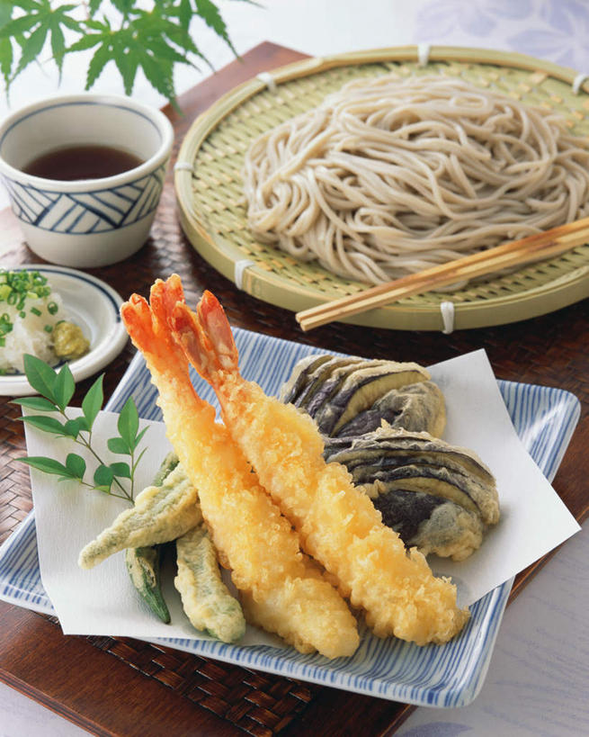 面食,面条,无人,交叉,竖图,俯视,室内,特写,白天,烹饪,餐桌,桌子,竹子,餐具,阴影,竹制,编织,光线,碟子,篮子,盘,影子,面,虾,日本料理,料理,食品,菜肴,美食,食物,一个,盘子,竹篮,碟,日式料理,日式,佳肴,单个,餐台,竹条,交织,竹制品,斑节对虾,斑节虾,日本对虾,竹节虾,穿插,彩图,高角度拍摄