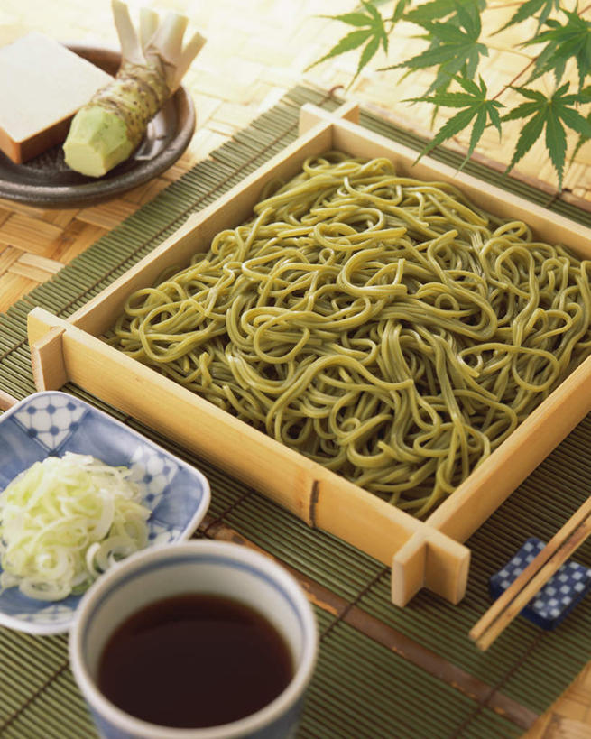 面食,面条,无人,竖图,俯视,室内,特写,白天,烹饪,餐桌,筷子,桌子,餐具,阴影,光线,木制,布料,影子,陶瓷,调料,酱料,酱汁,面,佐料,日本料理,料理,食品,陶瓷制品,调味品,调味料,布纹,文化,传统,酱,菜肴,美食,盒子,桌布,食物,餐巾,木制品,容器,台布,碗,日式料理,日式,佳肴,餐台,储藏,礼节,储存,礼仪,进餐用具,彩图,高角度拍摄,贮存