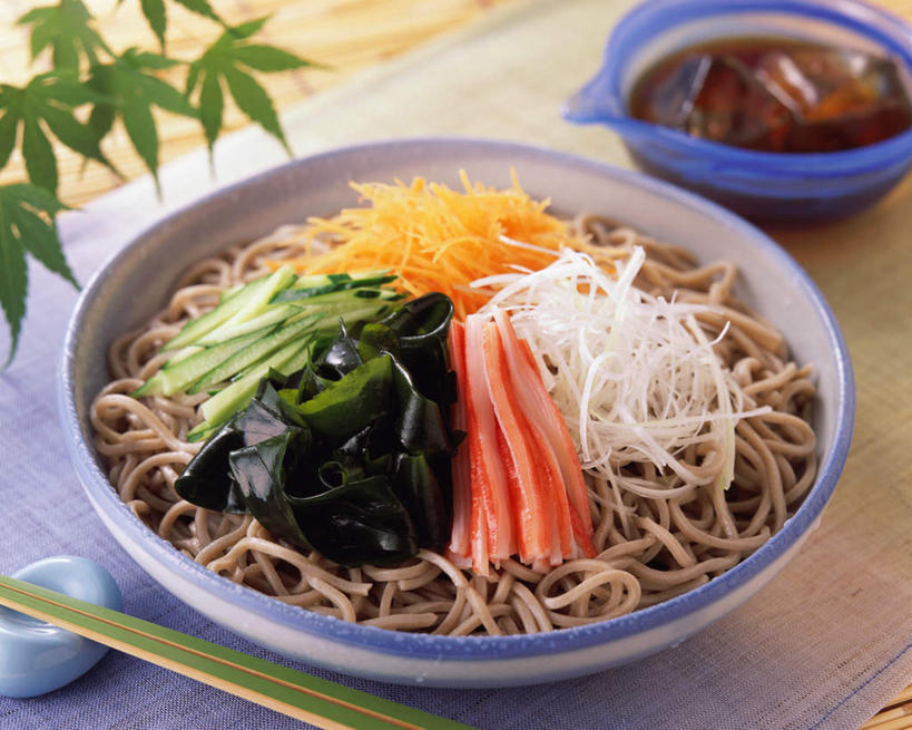 面食,面条,无人,横图,俯视,室内,特写,白天,烹饪,餐桌,筷子,桌子,黄瓜,蔬菜,餐具,阴影,新鲜,光线,布料,影子,陶瓷,面,日本料理,料理,食品,陶瓷制品,布纹,文化,传统,菜肴,美食,桌布,食物,餐巾,容器,台布,碗,日式料理,日式,海藻,佳肴,有机食品,绿色食品,餐台,储藏,海草,礼节,储存,礼仪,进餐用具,青瓜,胡瓜,彩图,高角度拍摄,贮存