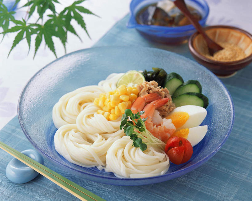 面食,面条,无人,横图,俯视,室内,特写,白天,烹饪,餐桌,筷子,桌子,黄瓜,蔬菜,餐具,玻璃,阴影,新鲜,光线,布料,影子,面,虾,日本料理,料理,食品,布纹,文化,传统,菜肴,美食,玻璃制品,桌布,食物,餐巾,容器,台布,碗,日式料理,日式,佳肴,有机食品,绿色食品,餐台,储藏,礼节,储存,礼仪,斑节对虾,斑节虾,日本对虾,竹节虾,进餐用具,青瓜,胡瓜,彩图,高角度拍摄,贮存